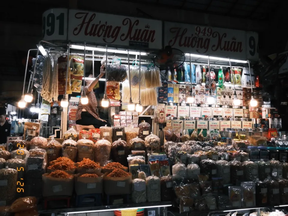 Bàn nướng đông khách tại Chiến Hữu